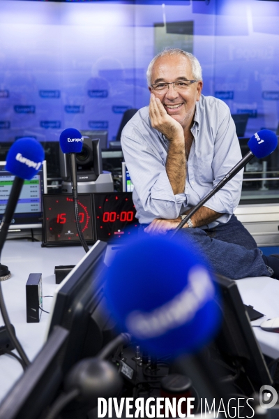 Bernard POIRETTE, journaliste animateur d Europe1, dans le studio Jean-Luc LAGARDERE de la station de l avenue François 1er.