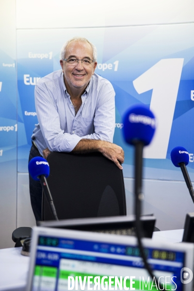 Bernard POIRETTE, journaliste animateur d Europe1, dans le studio Jean-Luc LAGARDERE de la station de l avenue François 1er.