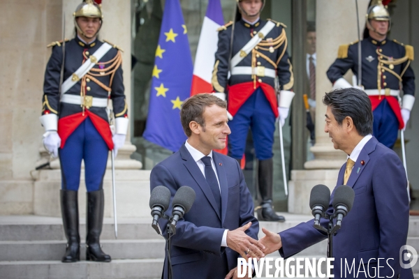 Emmanuel Macron reçoit Shinzo Abe , Premier Ministre du Japon