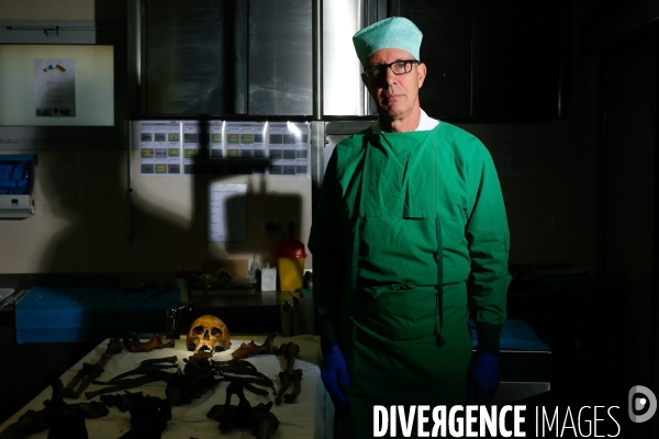 Procédure d identification du cadavre d un poilu par le docteur Bruno Frémont