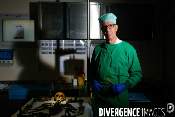 Procédure d identification du cadavre d un poilu par le docteur Bruno Frémont