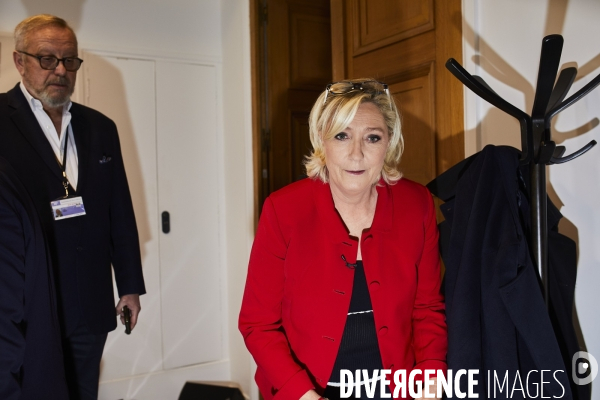 Conférence de presse à l Assemblée nationale de Marine Le Pen contre  l ensauvagement en milieu scolaire 