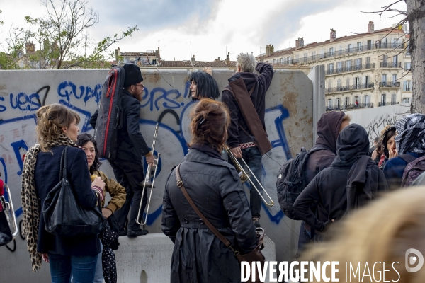 Marseille : une marche funèbre contre le mur de La Plaine