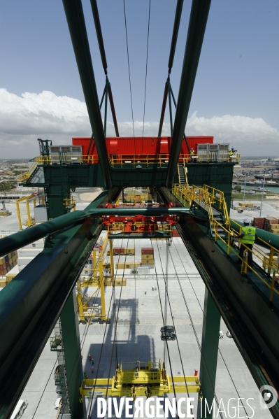 TOGO : Terminal de transbordement des conteneurs LCT à LOME.