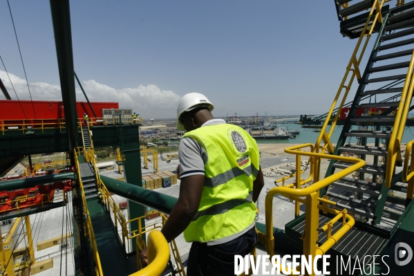 TOGO : Terminal de transbordement des conteneurs LCT à LOME.