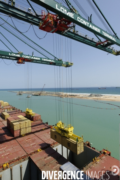 TOGO : Terminal de transbordement des conteneurs LCT à LOME.