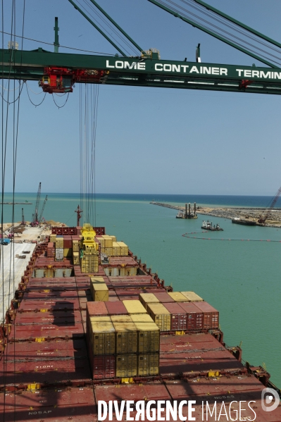 TOGO : Terminal de transbordement des conteneurs LCT à LOME.