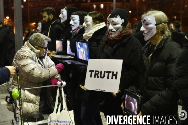 Action cause animale, ANONYMOUS FOR THE VOICELESS, Cube of Truth. International cube day November 3RD 2018 PARIS. Animals rights.