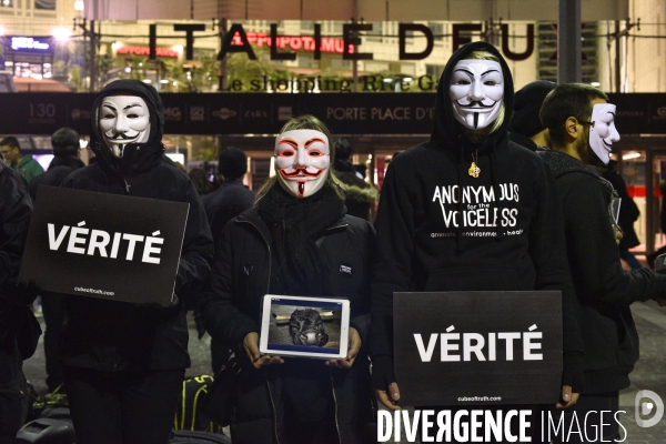 Action cause animale, ANONYMOUS FOR THE VOICELESS, Cube of Truth. International cube day November 3RD 2018 PARIS. Animals rights.