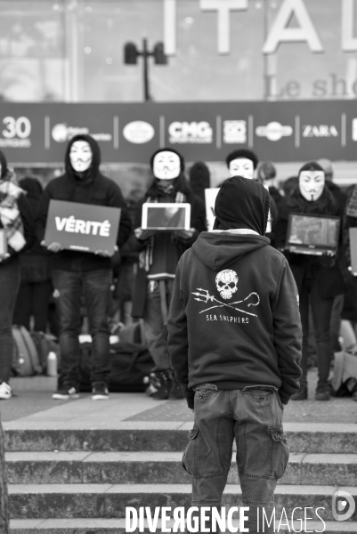 Action cause animale, ANONYMOUS FOR THE VOICELESS, Cube of Truth. International cube day November 3RD 2018 PARIS. Animals rights.
