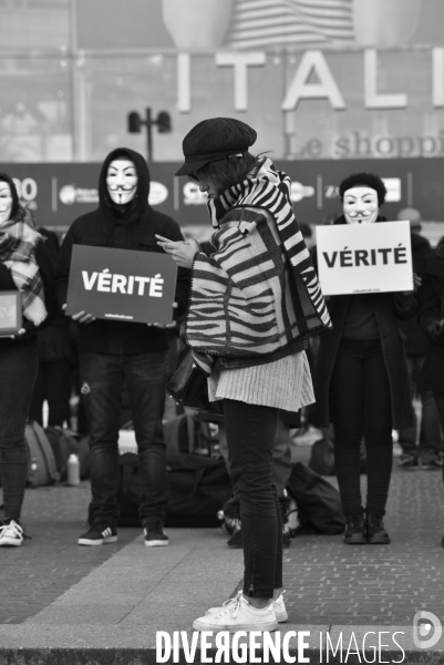 Action cause animale, ANONYMOUS FOR THE VOICELESS, Cube of Truth. International cube day November 3RD 2018 PARIS. Animals rights.