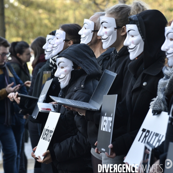 Action cause animale, ANONYMOUS FOR THE VOICELESS, Cube of Truth. International cube day November 3RD 2018 PARIS. Animals rights.