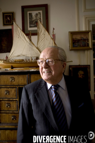 Le president du front national , jean marie le pen , lors d un entretien accorde au magazine   bretons   .