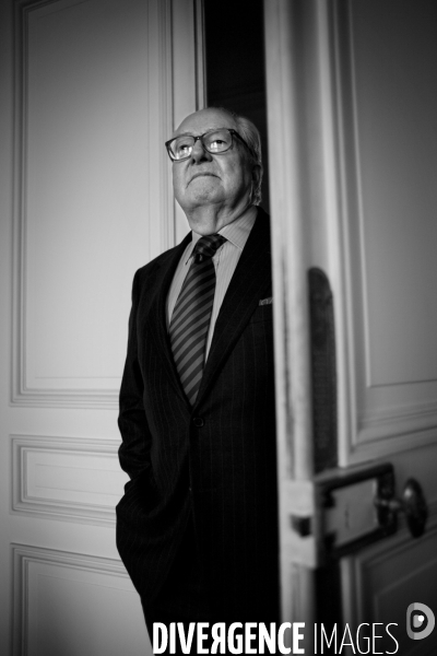 Le president du front national , jean marie le pen , lors d un entretien accorde au magazine   bretons   .