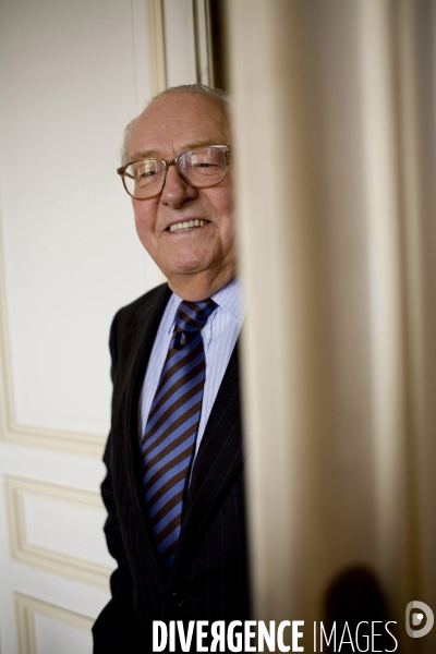 Le president du front national , jean marie le pen , lors d un entretien accorde au magazine   bretons   .
