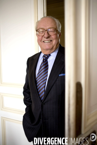 Le president du front national , jean marie le pen , lors d un entretien accorde au magazine   bretons   .