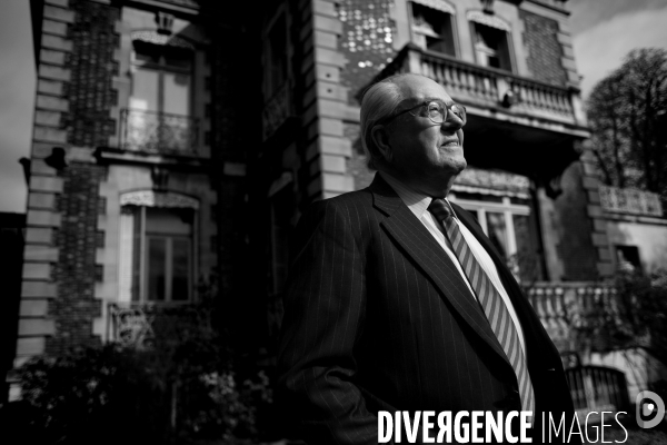 Le president du front national , jean marie le pen , lors d un entretien accorde au magazine   bretons   .