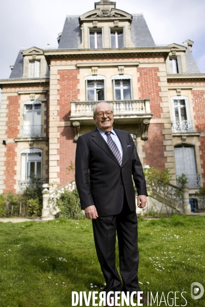 Le president du front national , jean marie le pen , lors d un entretien accorde au magazine   bretons   .