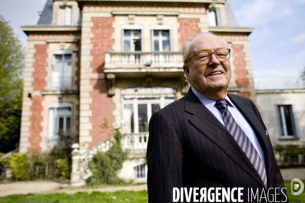 Le president du front national , jean marie le pen , lors d un entretien accorde au magazine   bretons   .