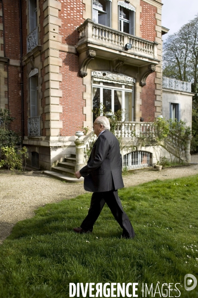 Le president du front national , jean marie le pen , lors d un entretien accorde au magazine   bretons   .