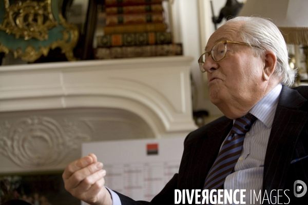 Le president du front national , jean marie le pen , lors d un entretien accorde au magazine   bretons   .