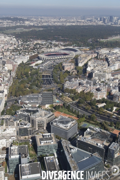 Vues aériennes de Paris et du sud de l Ile--de-France