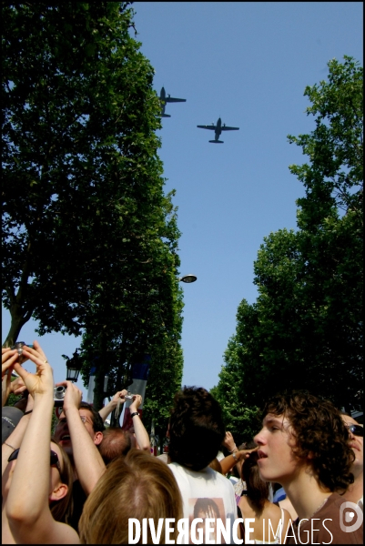 Spectateurs au défilé militaire du 14 juillet 2006 à Paris.