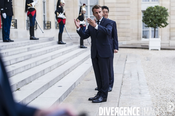 Emmanuel Macron reçoit Shinzo Abe.
