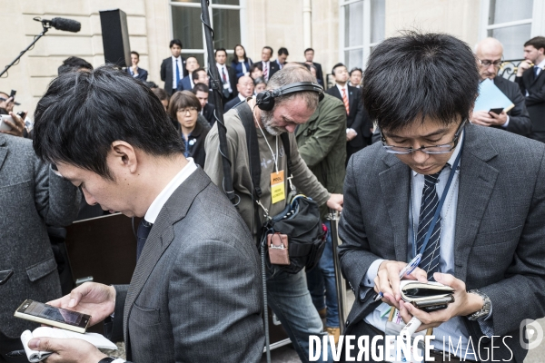 Emmanuel Macron reçoit Shinzo Abe.