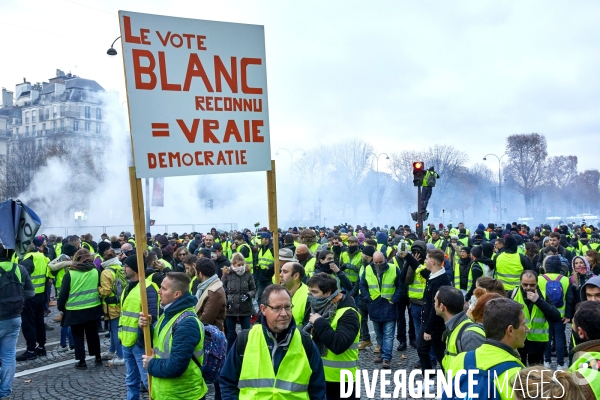 Manifestation Gilets Jaunes sur les Champs Elysees 24 novembre 2018