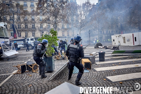 Manifestation Gilets Jaunes sur les Champs Elysees 24 novembre 2018