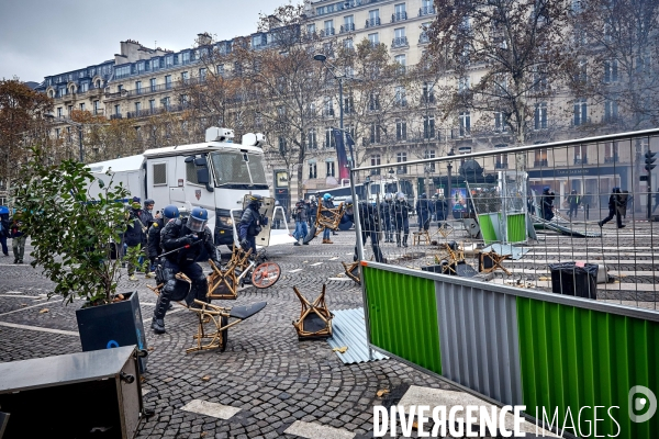 Manifestation Gilets Jaunes sur les Champs Elysees 24 novembre 2018