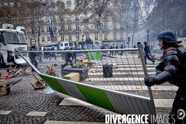 Manifestation Gilets Jaunes sur les Champs Elysees 24 novembre 2018