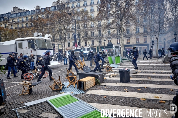 Manifestation Gilets Jaunes sur les Champs Elysees 24 novembre 2018