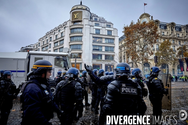 Manifestation Gilets Jaunes sur les Champs Elysees 24 novembre 2018