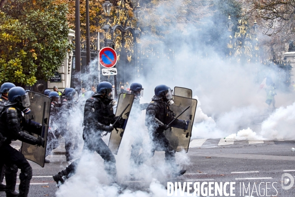 Manifestation Gilets Jaunes sur les Champs Elysees 24 novembre 2018