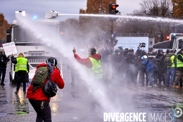 Manifestation Gilets Jaunes sur les Champs Elysees 24 novembre 2018