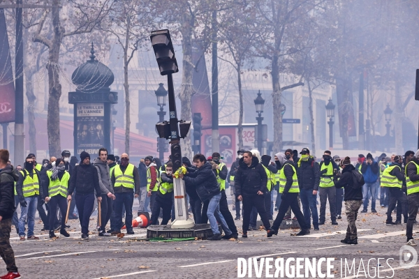 Manifestation Gilets Jaunes sur les Champs Elysees 24 novembre 2018