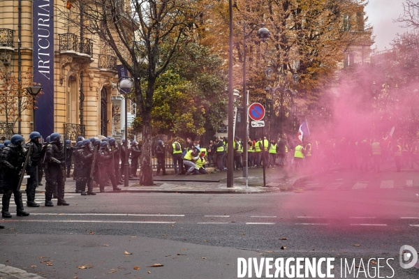 Manifestation Gilets Jaunes sur les Champs Elysees 24 novembre 2018