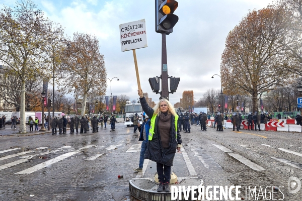 Manifestation Gilets Jaunes sur les Champs Elysees 24 novembre 2018