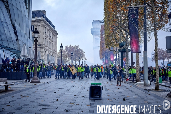 Manifestation Gilets Jaunes sur les Champs Elysees 24 novembre 2018