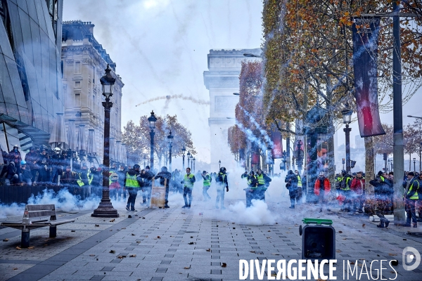 Manifestation Gilets Jaunes sur les Champs Elysees 24 novembre 2018