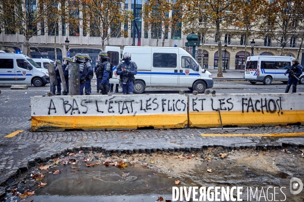 Manifestation Gilets Jaunes sur les Champs Elysees 24 novembre 2018