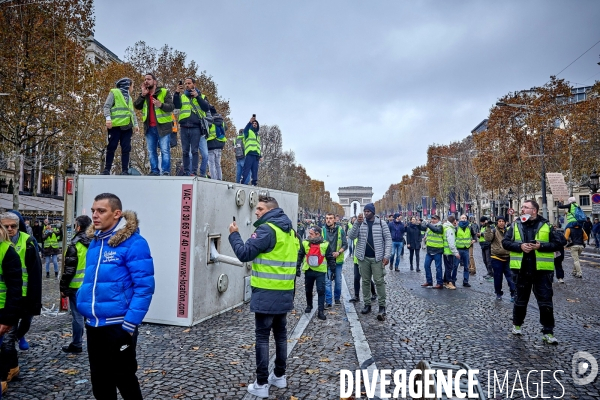 Manifestation Gilets Jaunes sur les Champs Elysees 24 novembre 2018