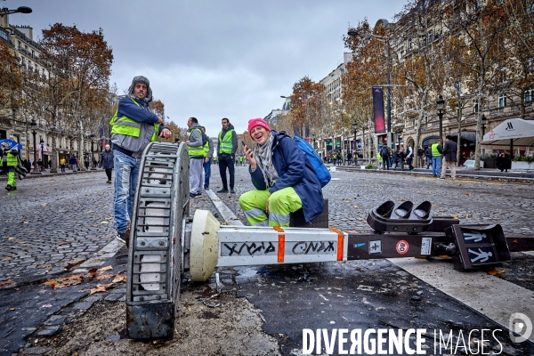 Manifestation Gilets Jaunes sur les Champs Elysees 24 novembre 2018