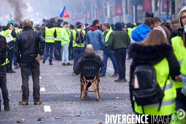 Manifestation Gilets Jaunes sur les Champs Elysees 24 novembre 2018