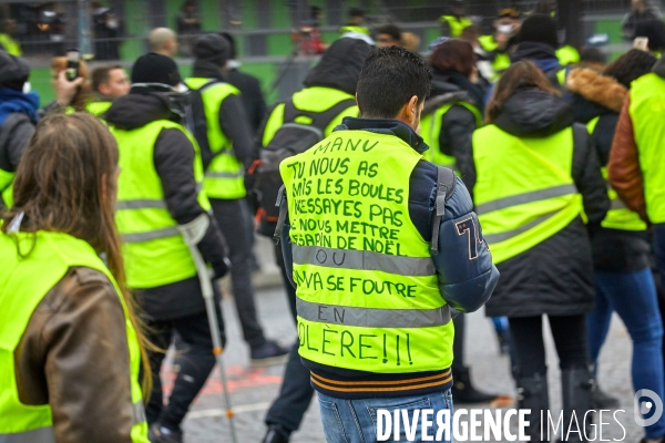 Manifestation Gilets Jaunes sur les Champs Elysees 24 novembre 2018