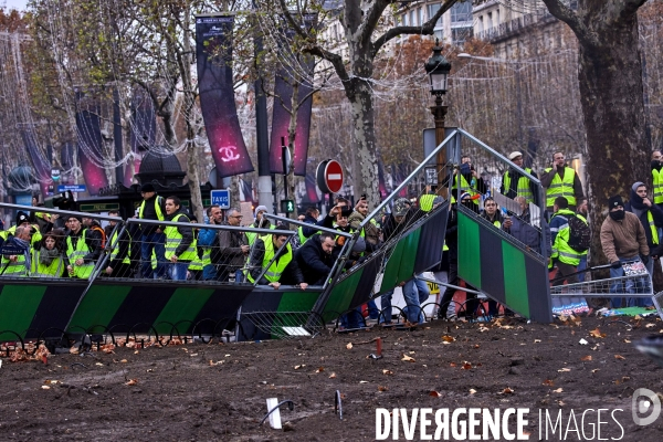 Manifestation Gilets Jaunes sur les Champs Elysees 24 novembre 2018