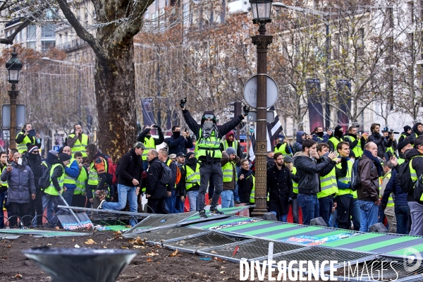 Manifestation Gilets Jaunes sur les Champs Elysees 24 novembre 2018