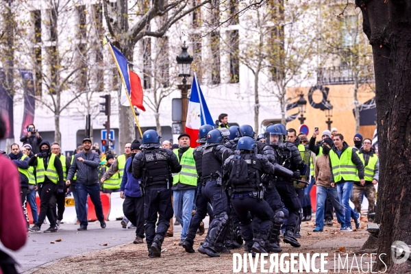 Manifestation Gilets Jaunes sur les Champs Elysees 24 novembre 2018